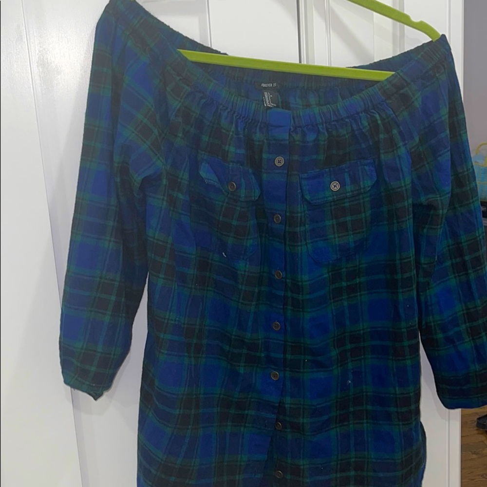 Long sleeve over shoulder plaid shirt 🤩